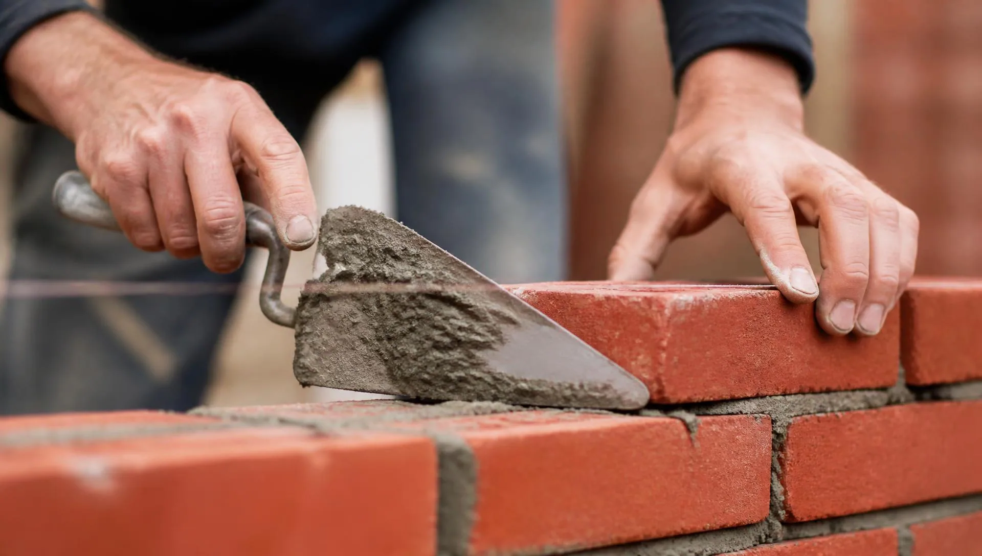 Metselaar aan het werk voor AREV Bouw